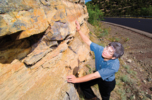 Yifeng Wang examina un afloramiento sedimentario en Nuevo México. Imagen: Randy Montoya / Sandia National Laboratories.