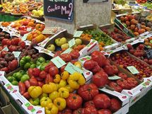 Diversas variedades de tomate. Fuente: Wikimedia Commons.
