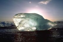 Bloque natural de hielo de cuatro toneladas en una playa islandesa. Fuente: Wikimedia Commons.