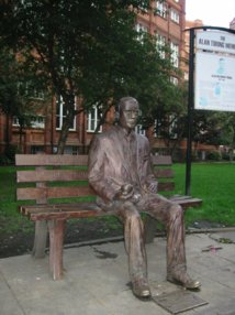 Estatua de Alan Turing, con la manzana, en Sackville Park. Lmno.