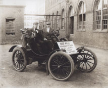 Vehículo eléctrico empleado en 1910 que utilizaba la batería de níquel-hierro creada por Edison. Fuente: National Park Service.