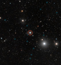 Esta imagen profunda muestra la región del cielo que rodea al cuásar HE0109-3518. El cuásar está marcado con un círculo rojo, cerca del centro de la imagen. ESO.