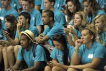 Estudiantes de la UNCW, algunos de ellos usando sus smartphones.