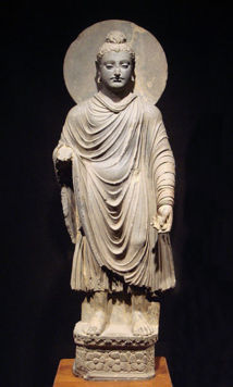Imagen de Buda en estilo grecobudista, Museo Nacional de Tokio. Fuente: Wikimedia Commons.