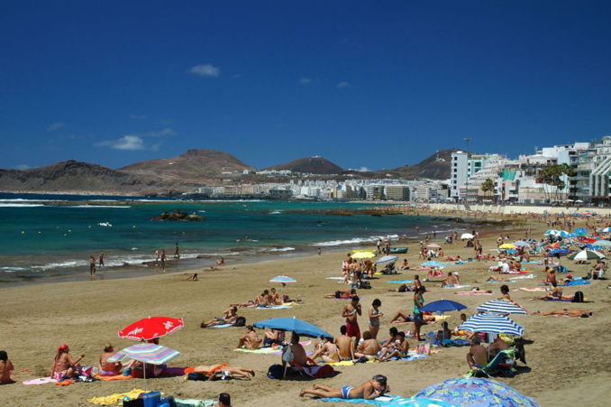 La vulnerabilidad de Canarias es de por sí elevada debido a la fragilidad que supone su naturaleza insular. En la fotografía, playa de las Canteras, en Las Palmas de Gran Canaria. Imagen: Pepelopex.