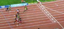 Usain Bolt (en primer lugar) en la prueba de 100 metros lisos celebrada en los juegos olímpicos de Pekín en 2008. Fuente: Wikimedia Commons.