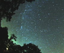Meteoro a la derecha de la Vía Láctea. Fuente: Wikimedia Commons.