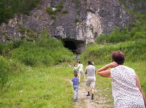 Turistas frente a la cueva de Denisova. Foto: ЧуваевНиколай. Wikipedia.