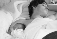 Padre e hijo durmiendo juntos. Imagen: clairity. Fuente: Flickr. Padre e hijo durmiendo juntos. Imagen: clairity. Fuente: Flickr.