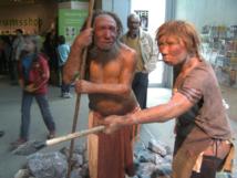 Reconstrucción de una mujer y un hombre de Neandertal del Neanderthal Museum de Alemania. Fuente: Wikimedia Commons.