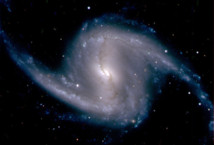 Imagen aumentada a partir de DECam de la galaxia espiral barrada NGC 1365, en el cúmulo de Fornax, situada a unos 60 millones de años luz de la Tierra. Crédito: Dark Energy Survey Collaboration. Fuente: CIEMAT.