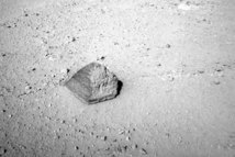 Curiosity se ha acercado en Marte a una roca del tamaño de una bola de fútbol y con forma de pirámide, que será la primera que analizará el brazo del rover. Fuente: NASA.