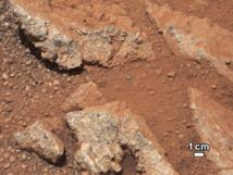 Una de las fotografías de Curiosity en la que se puede apreciar las gravas redondeadas por la corriente de agua. Fuente: NASA.