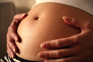 La dieta en el embarazo podría influir en la salud del bebé en edad adulta. Imagen: christgr. Fuente: StockXchng.