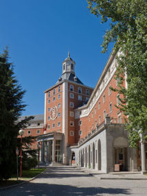 Rectorado de la Universidad Complutense de Madrid. Fuente: Wikimedia Commons.