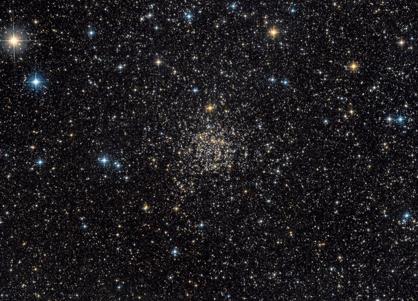 NGC 7789 es un antiguo cúmulo abierto de estrellas de la Vía Láctea, que se encuentra a unos 8,000 años luz de distancia. Alberga algunas enanas blancas de masa inusualmente alta, analizadas en este estudio. Crédito: Guillaume Seigneuret y NASA. NGC 7789 es un antiguo cúmulo abierto de estrellas de la Vía Láctea, que se encuentra a unos 8,000 años luz de distancia. Alberga algunas enanas blancas de masa inusualmente alta, analizadas en este estudio. Crédito: Guillaume Seigneuret y NASA.