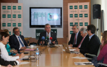 En el centro de la imagen de izquierda a derecha: César Alierta, presidente Consejo Social de la UNED y presidente de Telefónica; Juan A. Gimeno, rector de la UNED; Pedro Aranzadi, director general de Universia España-Banco Santander; Francisco Ros, secretario del patronato CSEV, y Daniel Torres, director del CSEV. Fuente: Telefónica.