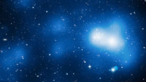 Imagen del cúmulo galáctico MACS J0717 registrada por Hubble. Fuente: ESA.