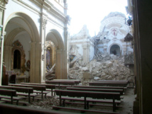 Estado de la iglesia de Santiago, hundida tras el terremoto. Fuente: Wikimedia Commons.