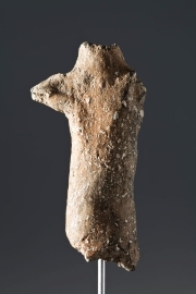 La estatuilla, de la que sólo se ha encontrado, de momento, el tronco, el cuello y el brazo derecho, representa una figura humana probablemente masculina. Fuente: UB.