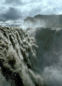 La cascada Dettifoss en Islandia fue utilizada en la escena inicial de la película mostrando a un Ingeniero creando vida. Fuente: Wikimedia Commons.