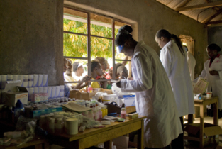 Investigadores médicos del Ejército de EE UU, en el Dïa Mundial de la Malaria de 2010. Imagen: US Army Africa. Fuente: Flickr.