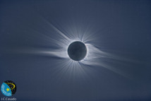 Corona solar y fondo de estrellas en el eclipse del 1 de agosto de 2008 observado desde Rusia. Crédito: J.C. Casado, tierrayestrellas.com.