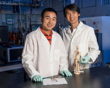Los investigadores Chao Wang, a la izquierda, y Benjamin Tee. Imagen: Linda A. Cicero. Fuente: Stanford News Service.