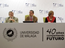 Manuel Gracia junto a Adelaida de la Calle, rectora de la UMA y José Manuel Roldán, rector de la UCO. Foto: Parlamento andaluz.