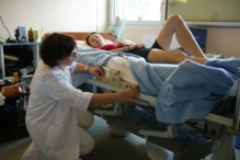 Una investigadora comprueba el ángulo de la cama. Imagen: S. Levin. Fuente: CNES. Una investigadora comprueba el ángulo de la cama. Imagen: S. Levin. Fuente: CNES.