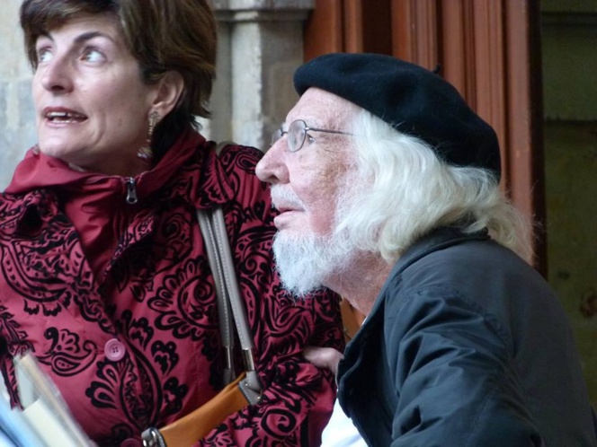 Ernesto Cardenal y María Ángeles Pérez López en 2013 contemplando las cigüeñas en Salamanca. Imagen: Elena Díaz Santana.