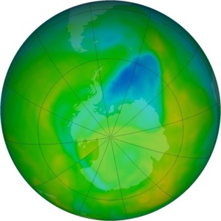 Imagen coloreada del agujero de ozono de la Antártida registrada esta semana. El azul es la zona donde escasea el ozono, el amarillo donde abunda. Fuente: NASA.