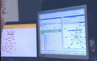 La investigadora de la UC3M, observando las proteínas en el ordenador. Fuente: UC3M.
