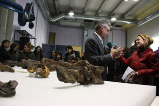 Presentación en la Fundación Dinópolis de los restos del dinosaurio. Fuente: Fundación Dinópolis.