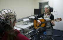 Dos guitarristas tocando a dúo. Con la ayuda de los electrodos colocados en sus cabezas, los científicos midieron la actividad cerebral de los músicos. Imagen: Johanna Sänger. Fuente: IMP.