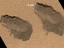 Zanjas realizadas por la pala del Curiosity en Rocknest para obtener muestras del suelo marciano. Fuente: NASA.