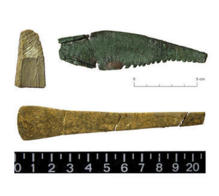 Arriba un residuo de marfil con marcas de su corte mediante sierra metálica de cobre y (derecha) sierra metálica de cobre. Ambas localizadas en el taller de marfil de Valencina (de hace 4.800 años) y abajo un alfiler de hueso fabricado en el mismo taller. Fuente: UHU. Arriba un residuo de marfil con marcas de su corte mediante sierra metálica de cobre y (derecha) sierra metálica de cobre. Ambas localizadas en el taller de marfil de Valencina (de hace 4.800 años) y abajo un alfiler de hueso fabricado en el mismo taller. Fuente: UHU.