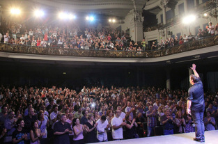 Público en pie tras una representación de YWSID en Barcelona. Fuente: carloslatre.com.
