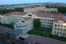 Facultad de Ciencias Económicas y Empresariales, en primer plano, y de Facultad de Filosofía y Letras, en el campus de Valladolid. Foto: oSiNaref.