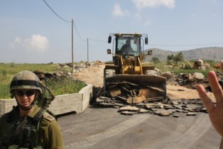 Demolición de carreteras en la villa de Al Aqaba, el pasado abril. Foto: Solidaridad con el Valle del Jordán.