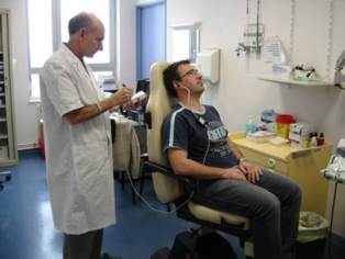 Un médico, midiendo la presión intracraneal de otra persona. Fuente: ESA.