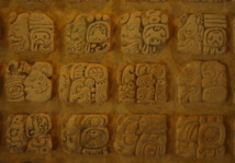 Jeroglíficos de la civilización maya (Palenque). Fuente: Wikimedia Commons.