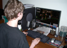 Un adolescente jugando a un videojuego. Imagen: click. Fuente: Morguefile.