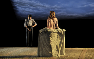 Momento de la representación de "Delicadas". Imagen: David Ruano. Fuente: Teatro Alhambra de Granada.