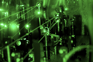 El sistema láser utilizado por los investigadores para medir el protón. Imagen: A. Antognini, F. Reiser. Fuente: PSI.