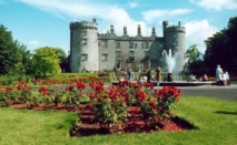Un castillo en Kilkenny, una de las zonas de mayor atractivo del sureste de Irlanda. Imagen: Wikimedia Commons.