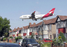 Un avión pasando muy cerca de viviendas en Londres. Imagen: Arpingstone. Fuente: Wikimedia Commons.