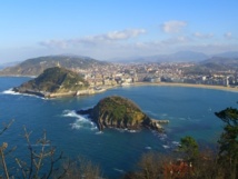 La Bahía de La Concha de San Sebastián es una de las bahías más famosas de Europa. Imagen: es:User:mikelo. Fuente: Wikimedia Commons.