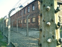 El campo de concentración de Auschwitz, en Polonia, es uno de los sitios paradigmáticos para el turismo oscuro. Fuente: Wikimedia Commons.