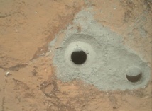 En el centro de la imagen, tomada por Curiosity, puede verse el agujero de la roca "John Klein" en la que el rover ha realizado su primera perforación en Marte. Fue el pasado ocho de febrero. Imagen: NASA / JPL-Caltech / MSSS.